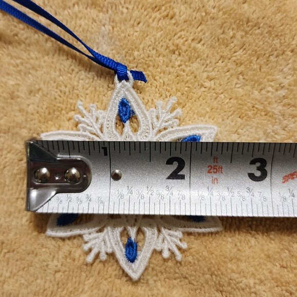 Blue and white snowflake Christmas ornament - Picture 3 of 3